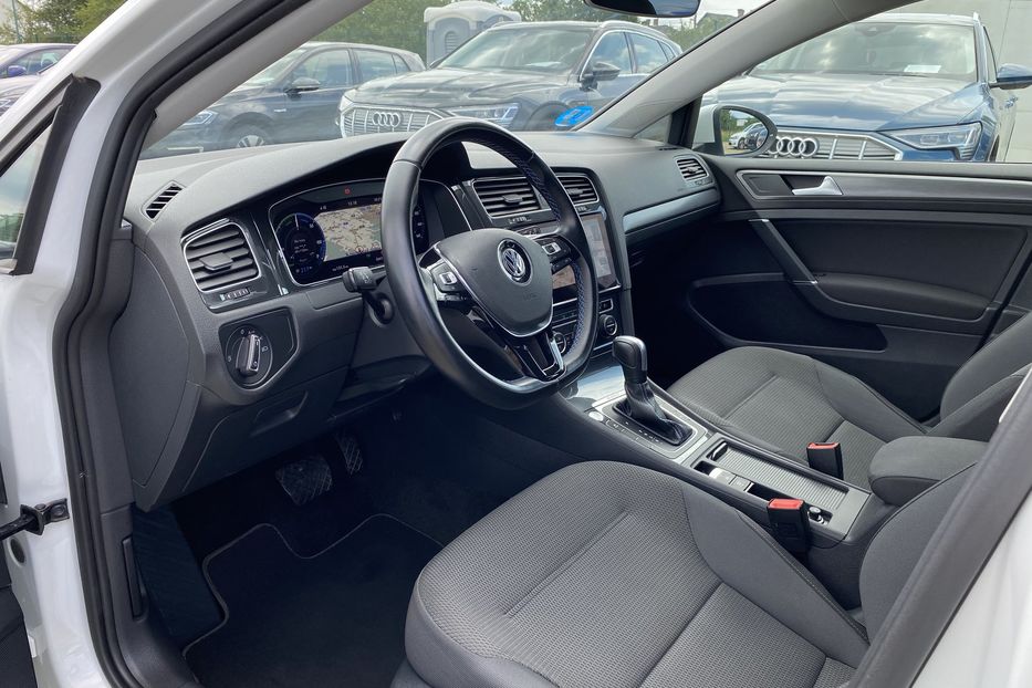 Продам Volkswagen e-Golf Автосвітло Virtual Cockpit CCS 2019 года в Львове