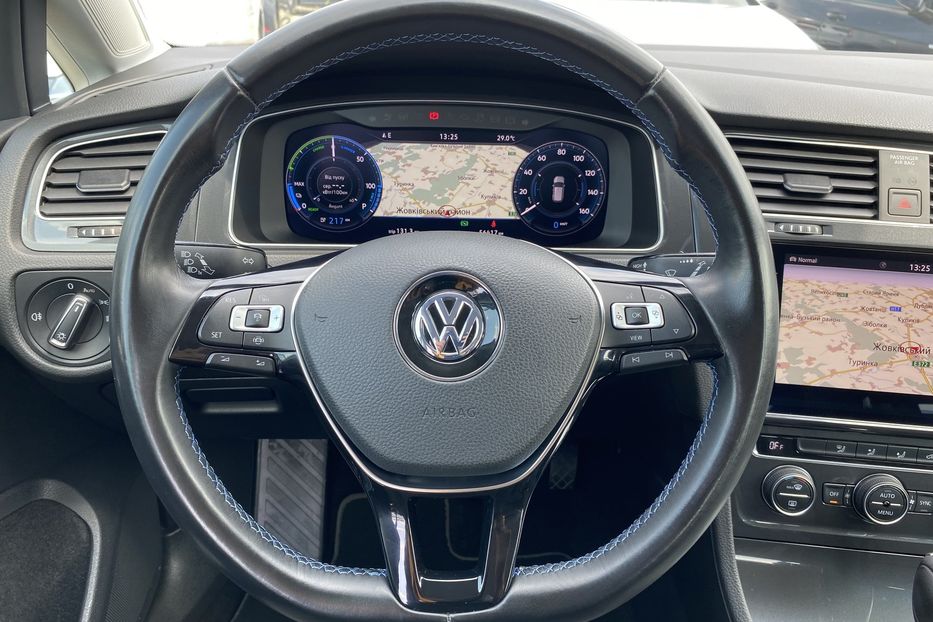 Продам Volkswagen e-Golf Автосвітло Virtual Cockpit CCS 2019 года в Львове