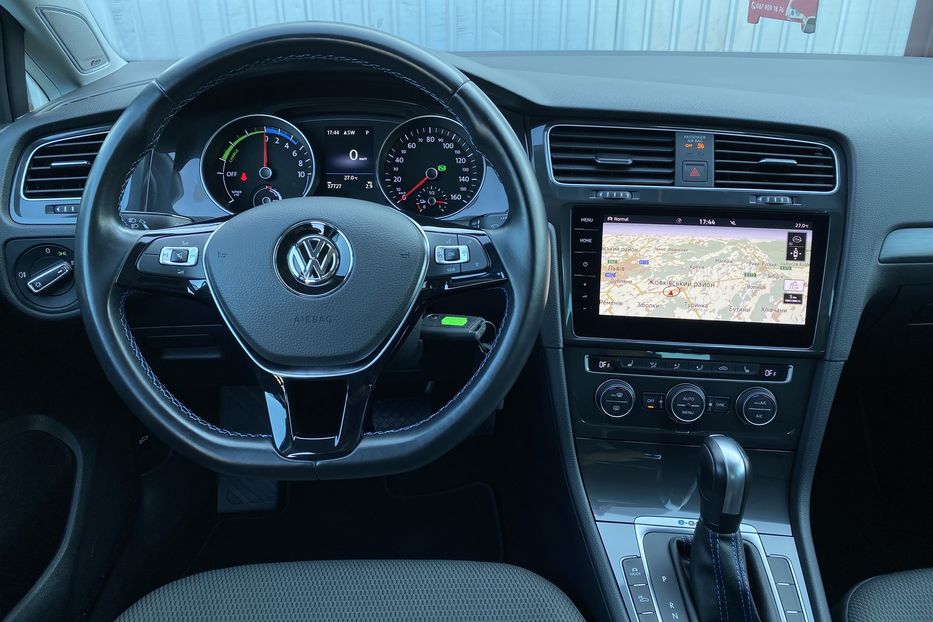 Продам Volkswagen e-Golf FullLED Dynaudio МадридR17 ССS 2020 года в Львове