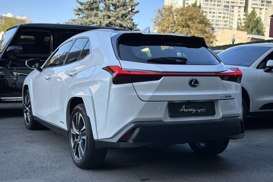 Продам Lexus LF UX250 Hybrid 2022 года в Киеве