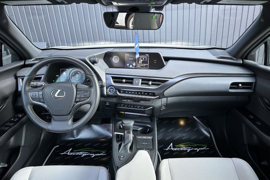 Продам Lexus LF UX250 Hybrid 2022 года в Киеве