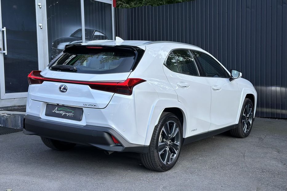 Продам Lexus LF UX250 Hybrid 2022 года в Киеве