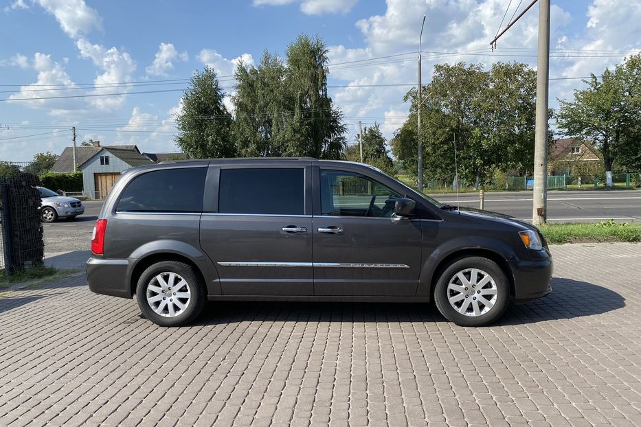 Продам Chrysler Town & Country 2016 года в Луцке