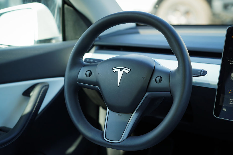 Продам Tesla Model Y Long Range Dual Motor 2021 года в Черновцах