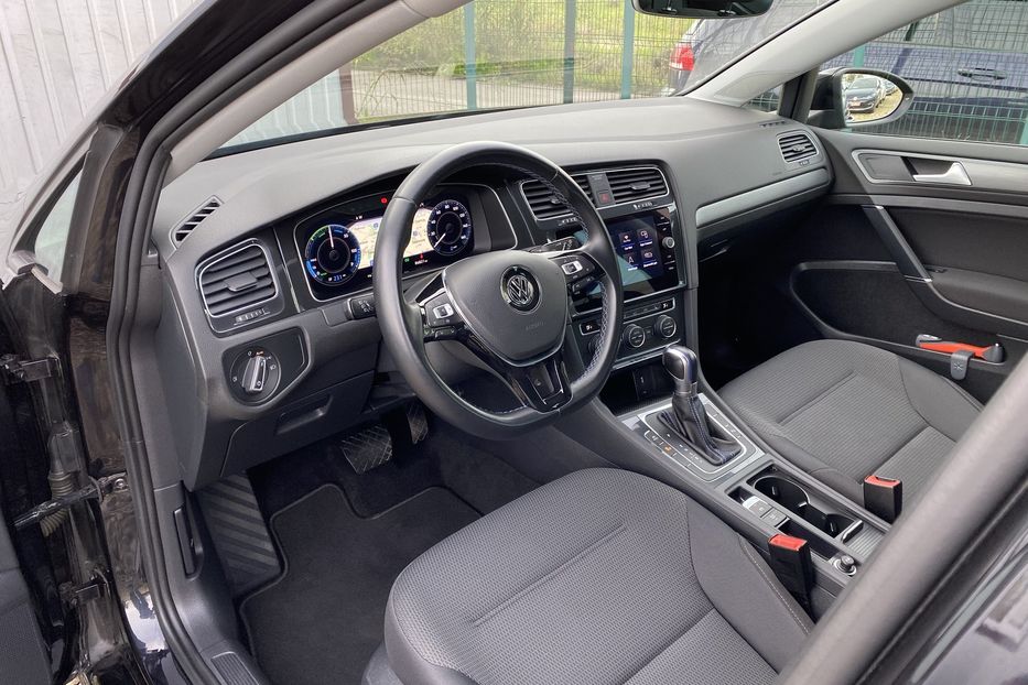 Продам Volkswagen e-Golf 35,8кВт,Тепловий,круїз,камера, 2019 года в Львове