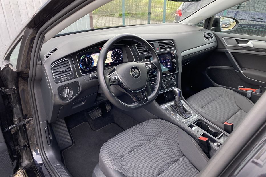 Продам Volkswagen e-Golf 35,8кВт,Тепловий,круїз,камера, 2019 года в Львове