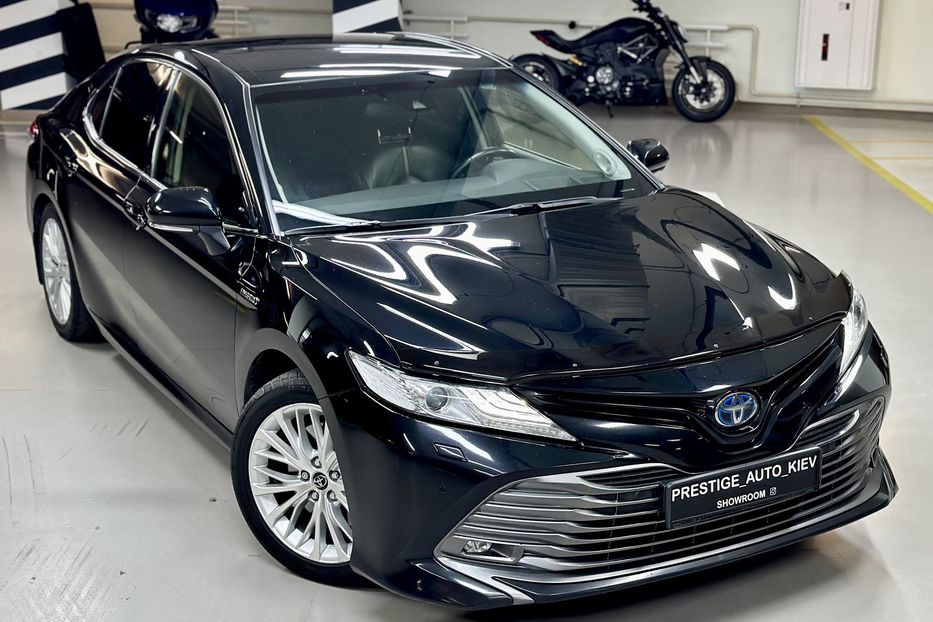 Продам Toyota Camry 2.5 Hybrid E-CVT 2019 года в Киеве