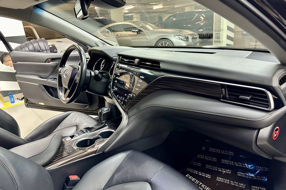 Продам Toyota Camry 2.5 Hybrid E-CVT 2019 года в Киеве