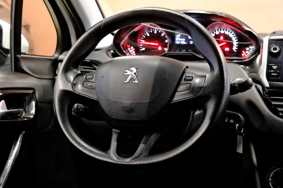 Продам Peugeot 208 2015 года в Одессе