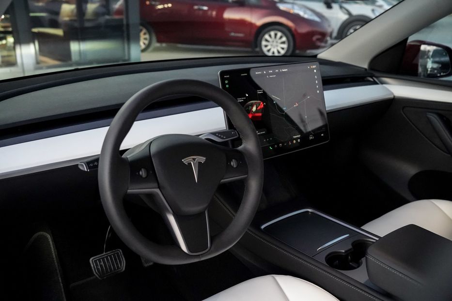 Продам Tesla Model Y LONG RENGE DUAL MOTOR 2023 года в Черновцах