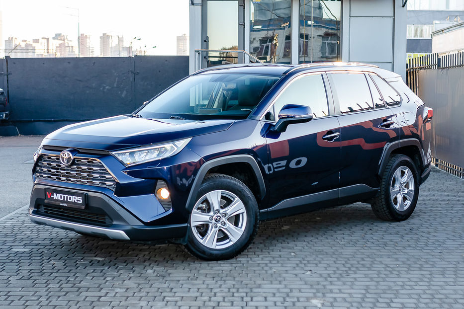 Продам Toyota Rav 4 2.0i FWD 2019 года в Киеве