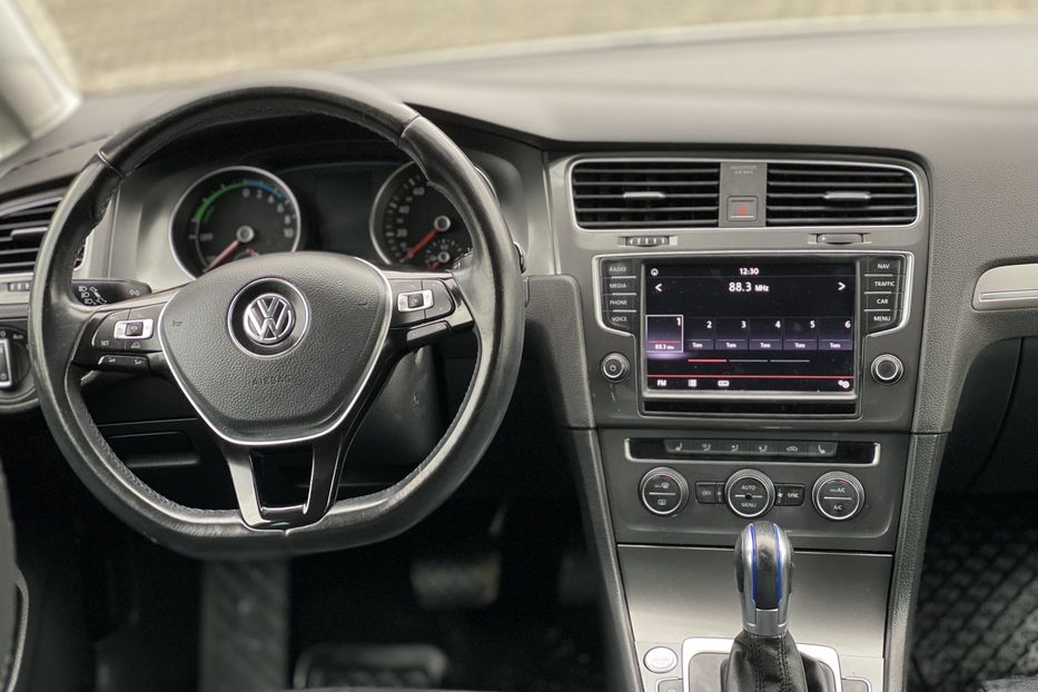 Продам Volkswagen e-Golf 2016 года в Луцке