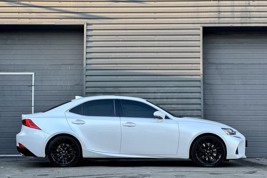 Продам Lexus IS 200 T AT Business  2017 года в Киеве