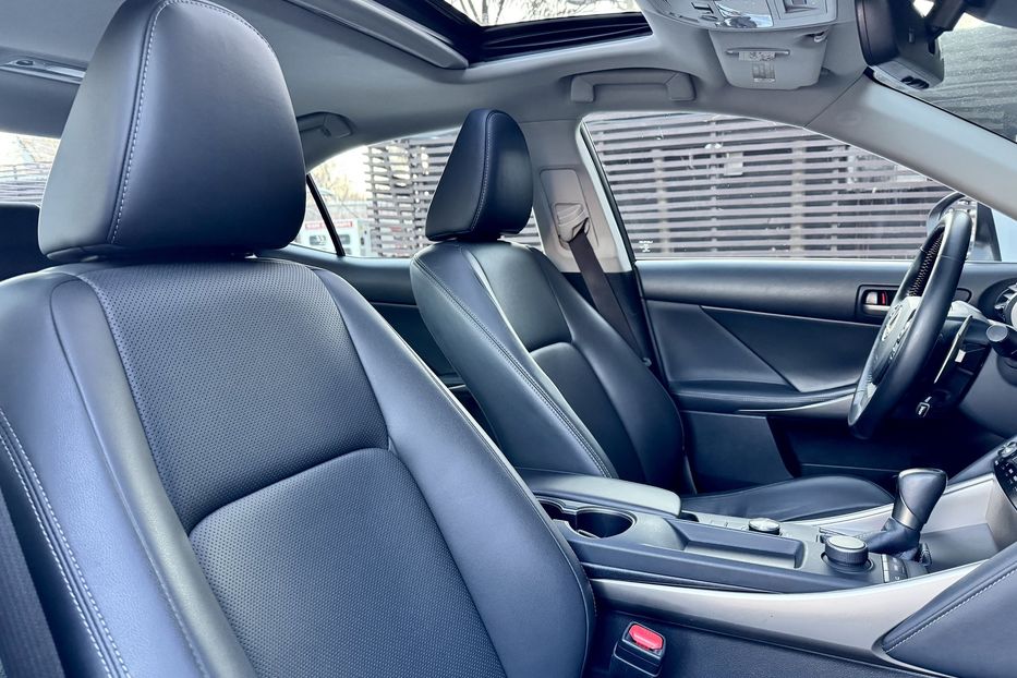 Продам Lexus IS 200 T AT Business  2017 года в Киеве