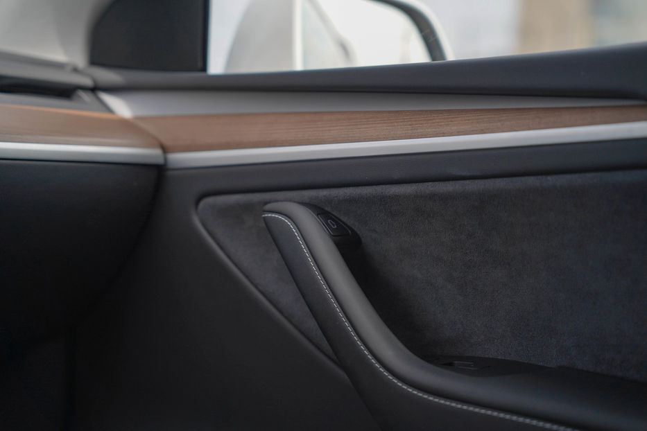 Продам Tesla Model Y Long Range Dual Motor 2023 года в Черновцах