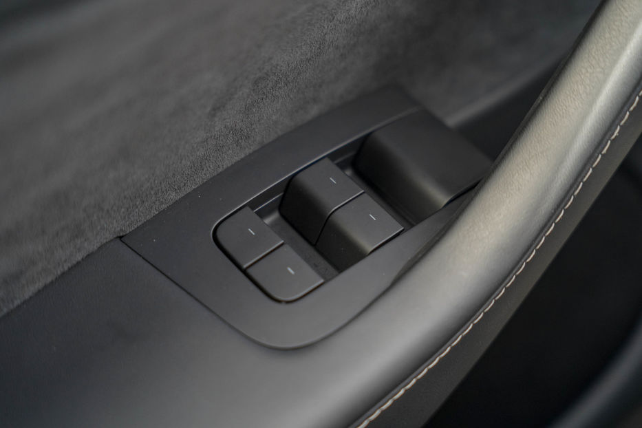 Продам Tesla Model Y Long Range Dual Motor 2023 года в Черновцах