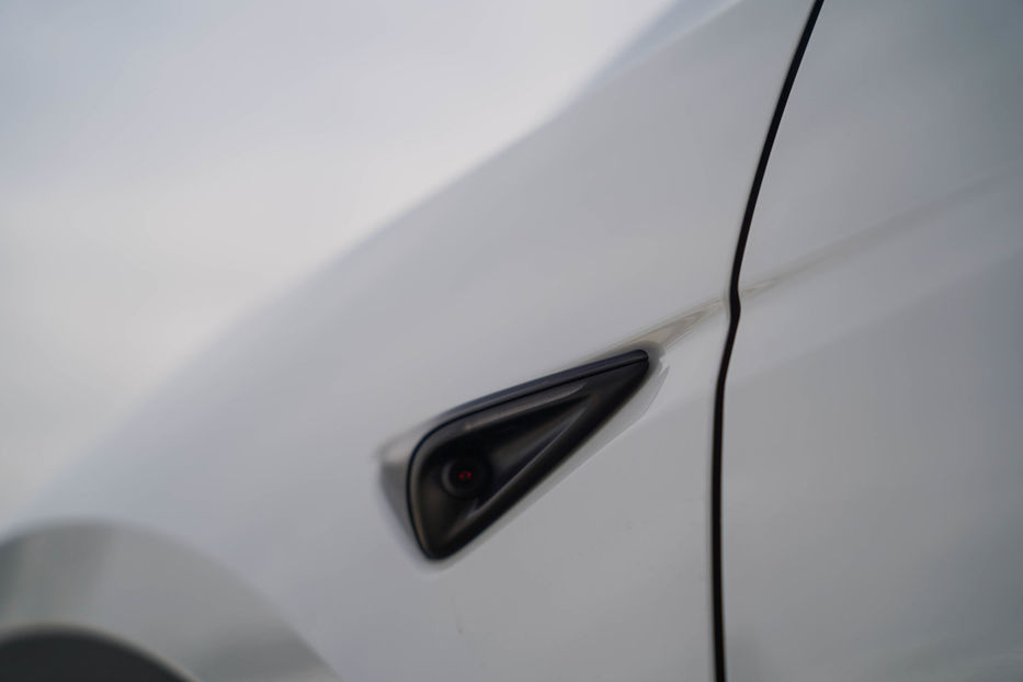 Продам Tesla Model Y Long Range Dual Motor 2023 года в Черновцах