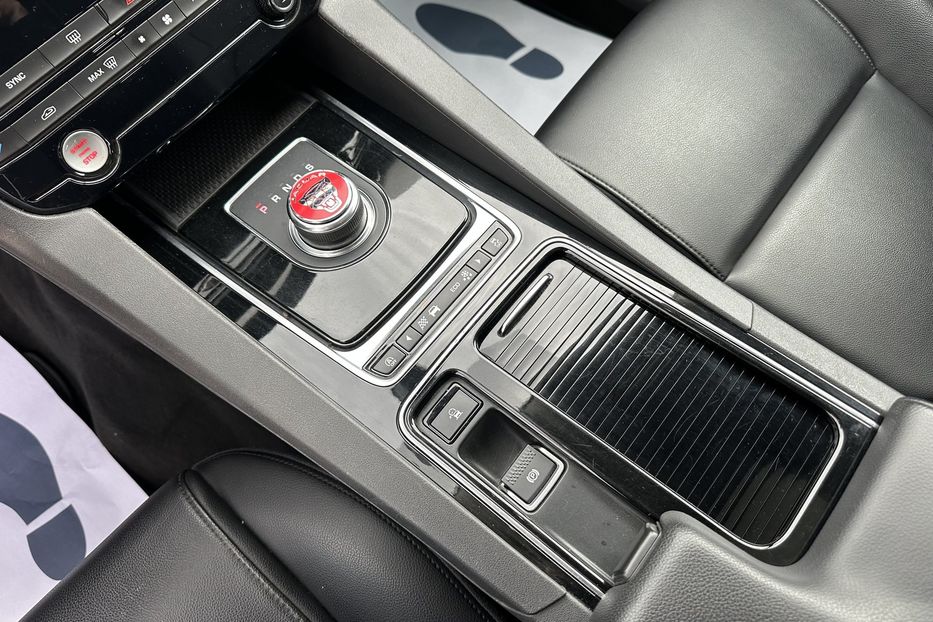 Продам Jaguar F-Pace AWD 2018 года в Киеве