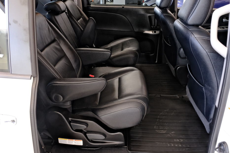 Продам Toyota Sienna 2017 года в Одессе