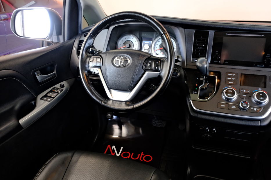 Продам Toyota Sienna 2017 года в Одессе