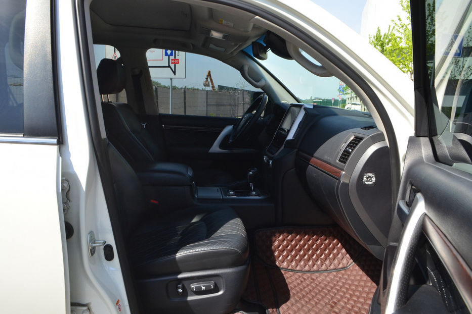 Продам Toyota Land Cruiser 200 2016 года в Киеве