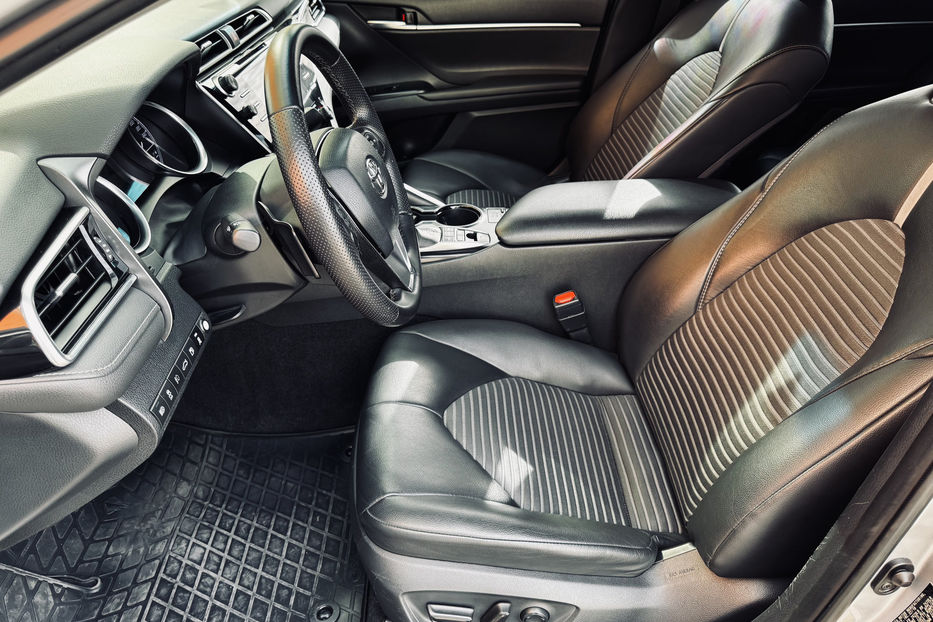 Продам Toyota Camry Hybrid 2018 года в Одессе