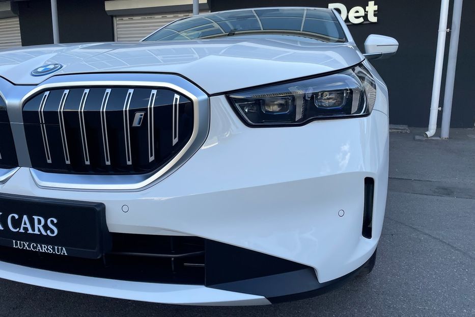Продам BMW 540 i5 eDrive 40 2024 года в Киеве