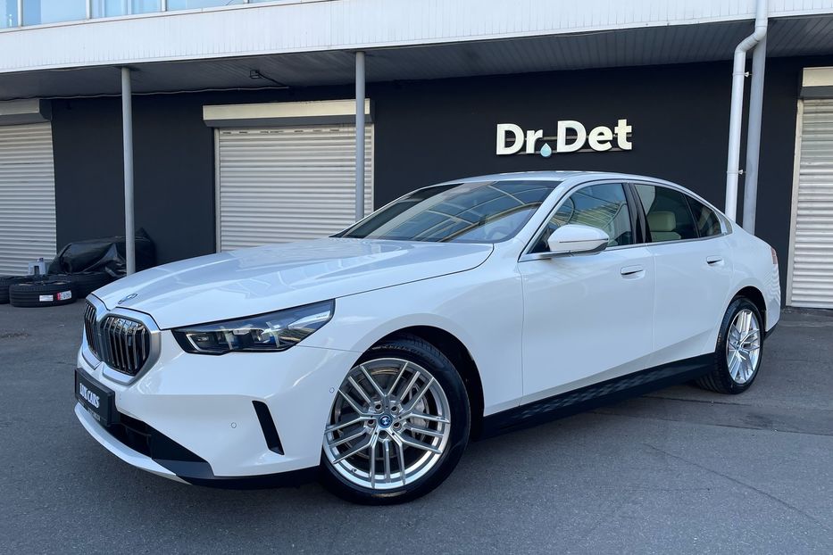 Продам BMW 540 i5 eDrive 40 2024 года в Киеве