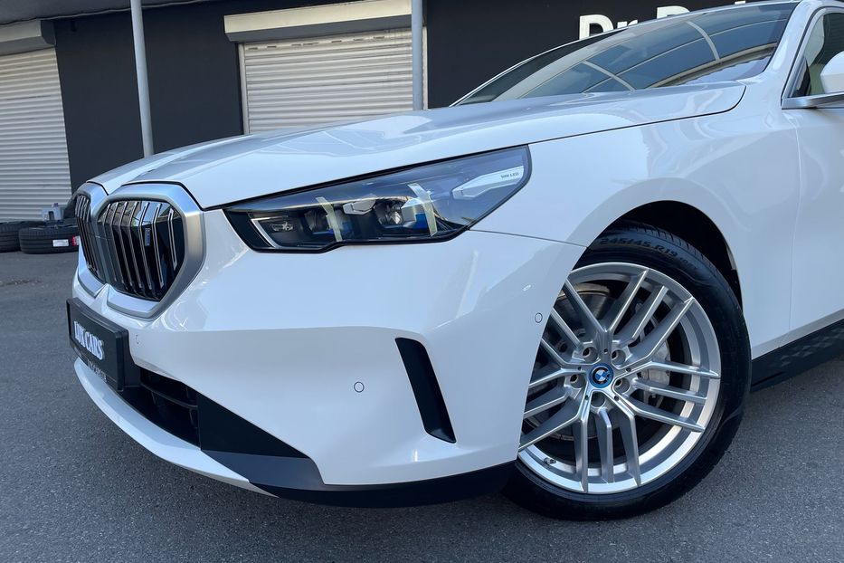 Продам BMW 540 i5 eDrive 40 2024 года в Киеве