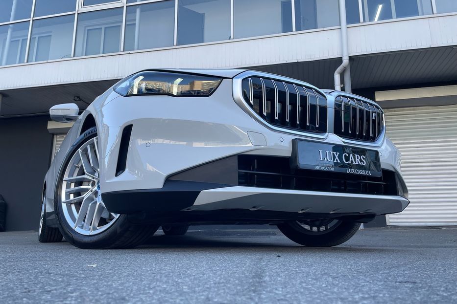 Продам BMW 540 i5 eDrive 40 2024 года в Киеве