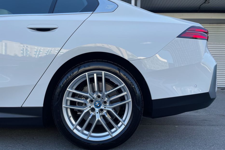 Продам BMW 540 i5 eDrive 40 2024 года в Киеве