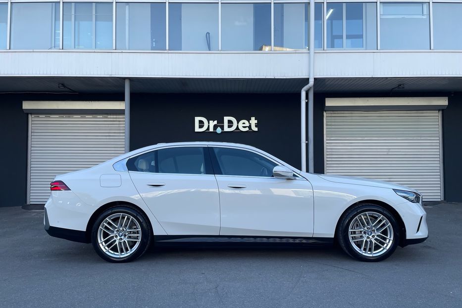 Продам BMW 540 i5 eDrive 40 2024 года в Киеве