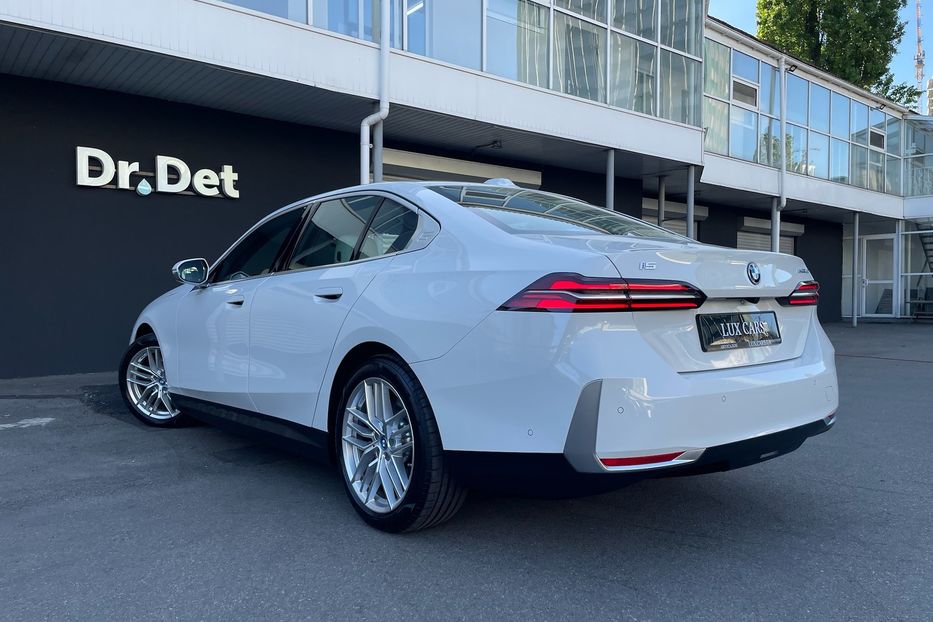 Продам BMW 540 i5 eDrive 40 2024 года в Киеве