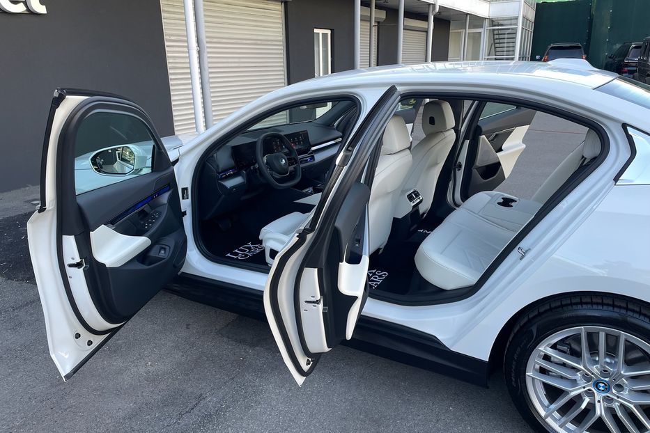 Продам BMW 540 i5 eDrive 40 2024 года в Киеве