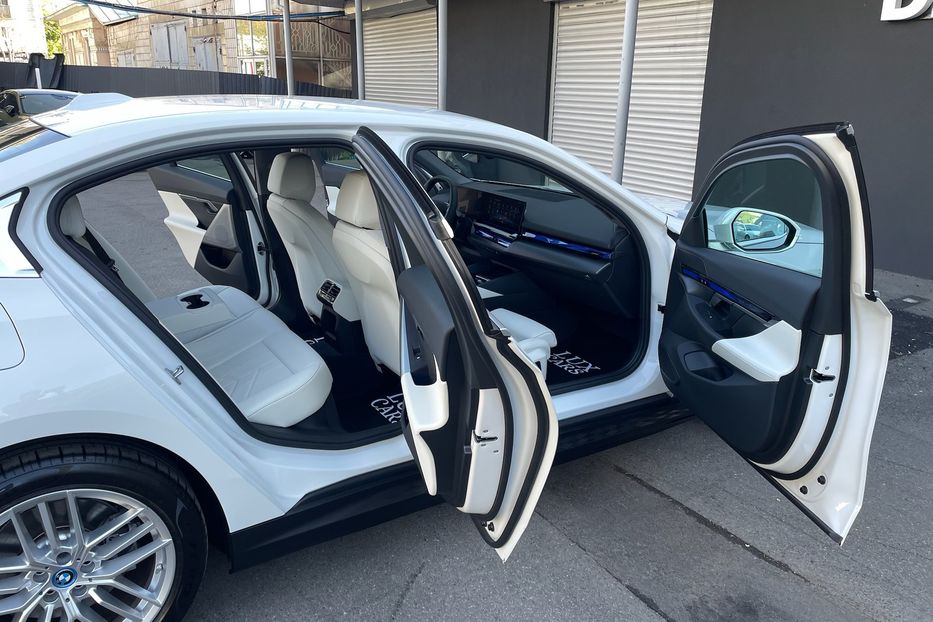 Продам BMW 540 i5 eDrive 40 2024 года в Киеве