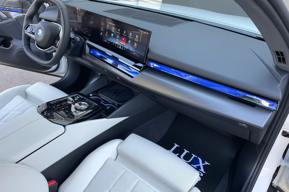 Продам BMW 540 i5 eDrive 40 2024 года в Киеве