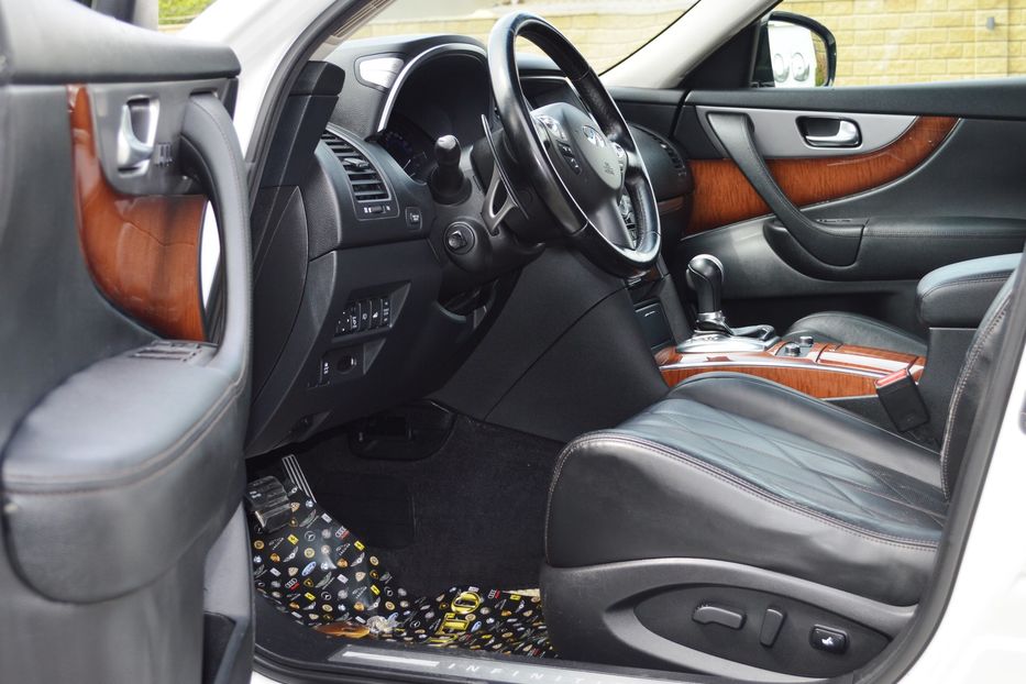 Продам Infiniti QX70 2013 года в Одессе