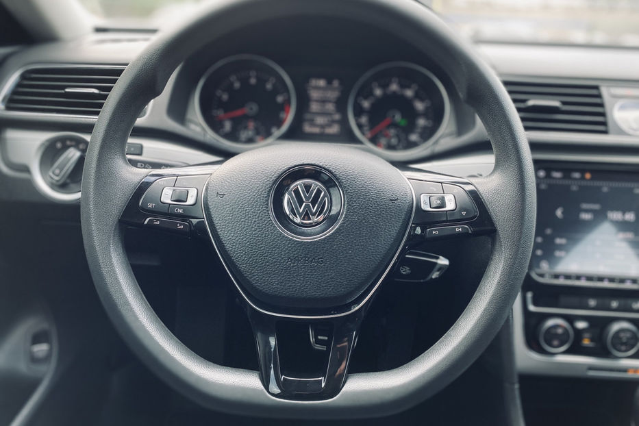 Продам Volkswagen Passat B7 2016 года в Киеве