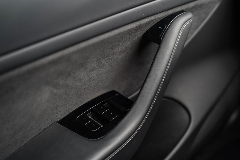 Продам Tesla Model 3 Long Range Dual Motor AWD 2020 года в Черновцах