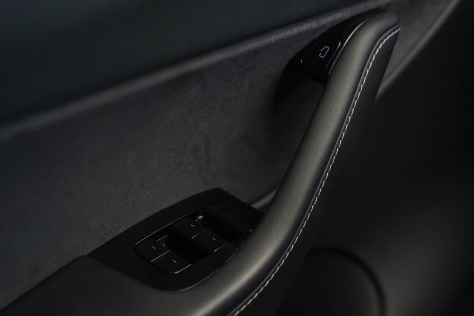 Продам Tesla Model Y Long Range Dual Motor 2020 года в Черновцах