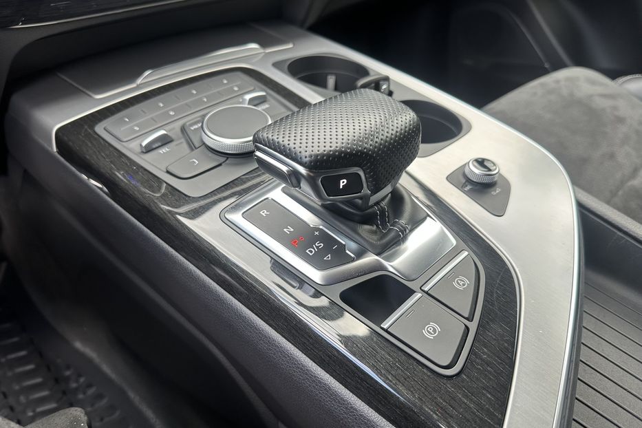 Продам Audi Q7 S-line 2017 года в Киеве