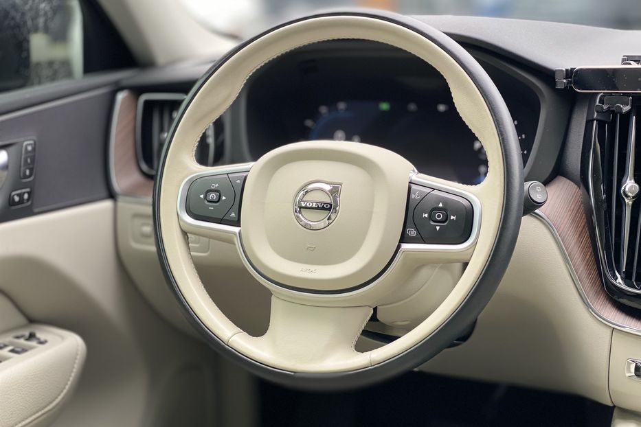 Продам Volvo XC60 2021 года в Луцке