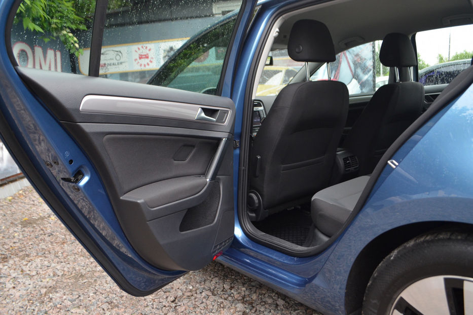 Продам Volkswagen e-Golf 2015 года в Киеве