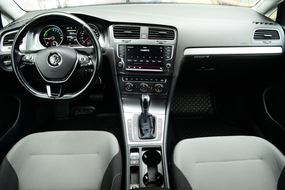 Продам Volkswagen e-Golf 2015 года в Киеве
