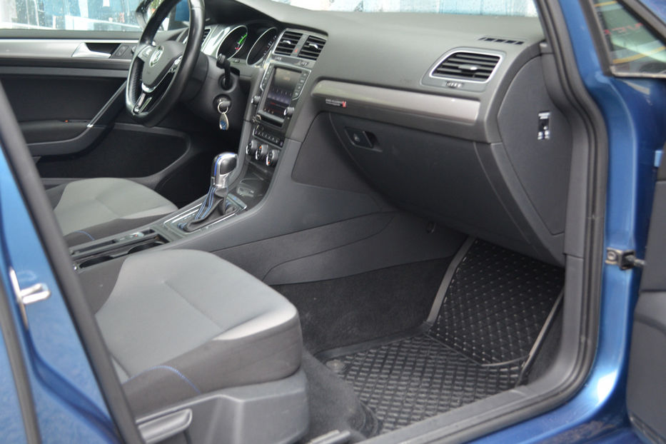 Продам Volkswagen e-Golf 2015 года в Киеве