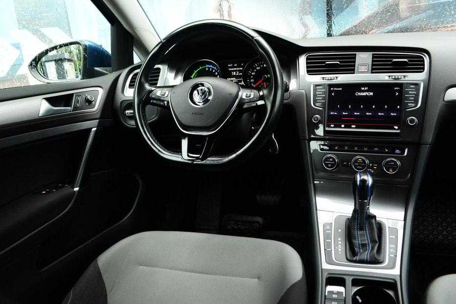 Продам Volkswagen e-Golf 2015 года в Киеве