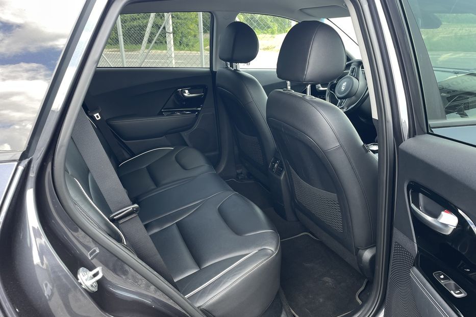 Продам Kia Niro 64 kw 2019 года в Львове