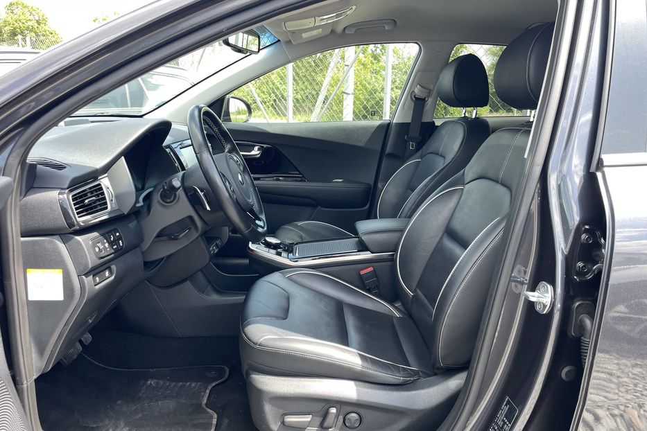 Продам Kia Niro 64 kw 2019 года в Львове