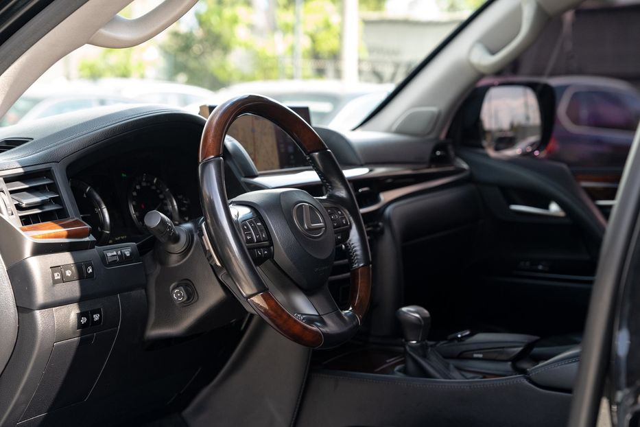 Продам Lexus LX 450 d 2017 года в Черновцах