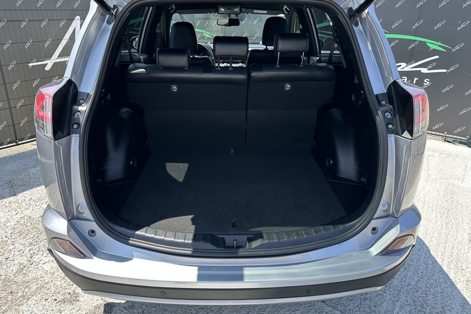 Продам Toyota Rav 4 4х4 Premium 2017 года в Киеве
